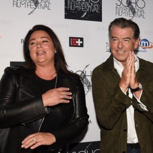 Pierce Brosnan i Keely Shaye Smith