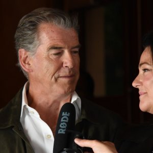 Pierce Brosnan i Keely Shaye Smith