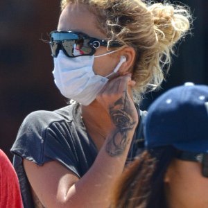 Sletjela Rita Ora, pokušala se sakriti iza sunčanih naočala i zaštitne maske za lice