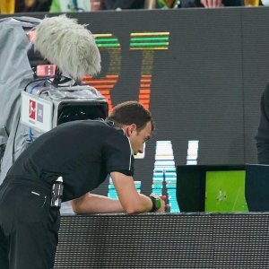 Video Assisting Referee (VAR)