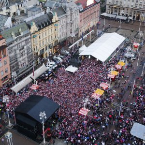 Na Jelačić placu u Zagrebu skupilo se oko 15 tisuća navijača