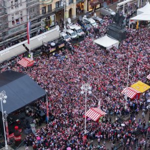 Na Jelačić placu u Zagrebu skupilo se oko 15 tisuća navijača