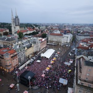 Na Jelačić placu u Zagrebu skupilo se oko 15 tisuća navijača