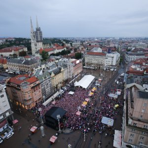 Na Jelačić placu u Zagrebu skupilo se oko 15 tisuća navijača