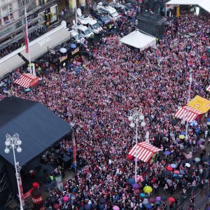 Na Jelačić placu u Zagrebu skupilo se oko 15 tisuća navijača
