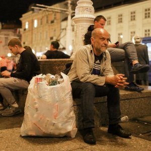 Sakupljači boca nakon slavlja
