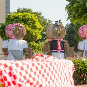 Slamnate skulpture u Petrijevcima prigodno su ukrašene 'kockicama'