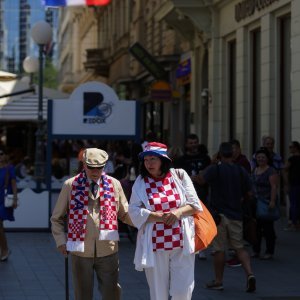 Udovac Žuži Jelinek s prijateljicom