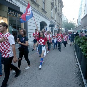 Zagreb: Navijači proslavu najvećeg nogometnog uspjeha prenijeli na glavne gradske prometnice