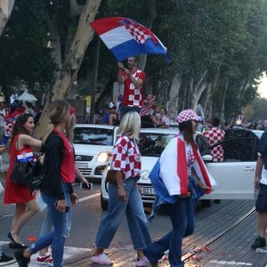 Zagreb: Navijači proslavu najvećeg nogometnog uspjeha prenijeli na glavne gradske prometnice