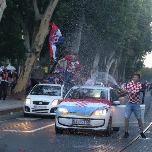 Zagreb: Navijači proslavu najvećeg nogometnog uspjeha prenijeli na glavne gradske prometnice