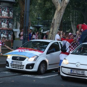 Zagreb: Navijači proslavu najvećeg nogometnog uspjeha prenijeli na glavne gradske prometnice