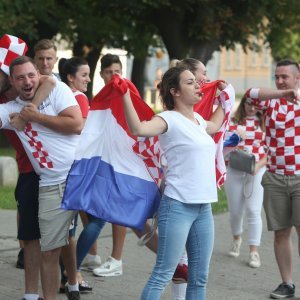 Karlovac: Unatoč porazu, navijači slave povijesni uspjeh nogometne reprezentacije