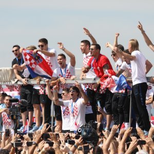 Vatreni u autobusima pozdravljaju navijače