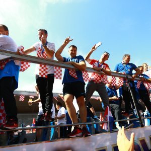 Vatreni u autobusima pozdravljaju navijače