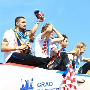 Vatreni u autobusima pozdravljaju navijače