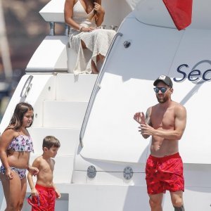 Lionel Messi s obitelji uživa na luksuznoj jahti ploveći oko Ibize