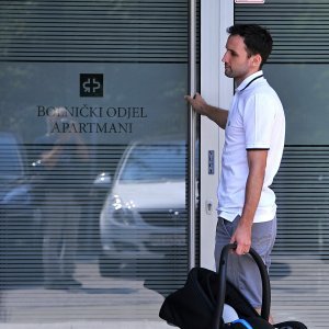 Milan Badelj stigao u rodilište po suprugu i sina