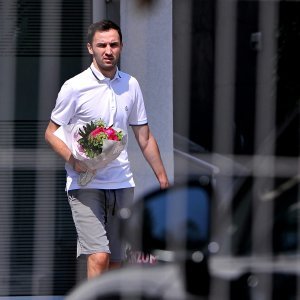 Milan Badelj stigao u rodilište po suprugu i sina