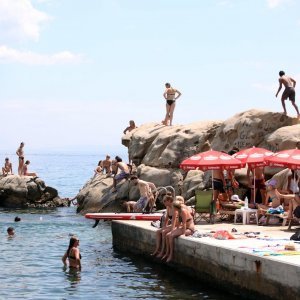 Turisti preplavili plažu Bačvice tražeći osvježenje