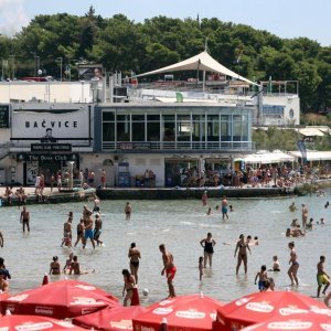 Turisti preplavili plažu Bačvice tražeći osvježenje