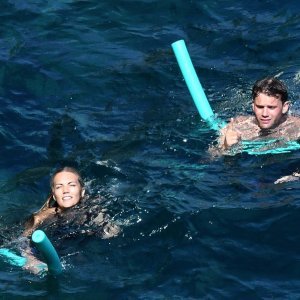 Jeremy Irvine i Jodie Spencer