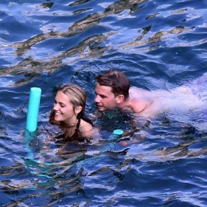 Jeremy Irvine i Jodie Spencer