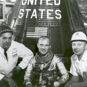Astronaut John Glenn sa stručnjacima iz NASA-e