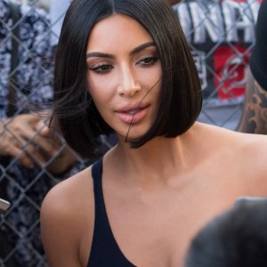 Kim Kardashian: kosa podijeljena po sredini