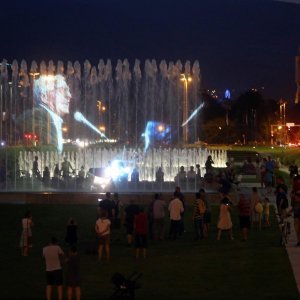 U čast Oliveru Dragojeviću na fontanama su projicirane njegove slike uz pratnju glazbe