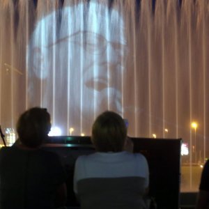 U čast Oliveru Dragojeviću na fontanama su projicirane njegove slike uz pratnju glazbe