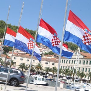U Veloj Luci 1. kolovoza proglašen je Danom žalosti povodom smrti Olivera Dragojevića.