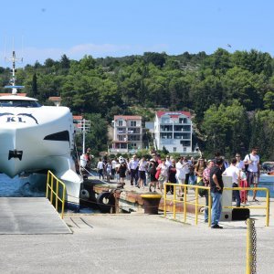 Građani stižu katamaranom na Oliverov sprovod u Velu Luku