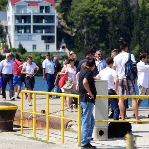 Građani su stigli katamaranom u Velu Luku na sprovod Olivera Dragojevića.