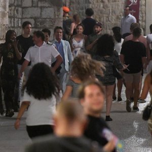 Nakon uživanja na jahti, Naomi se s prijateljima prošetala Dubrovnikom i uživala u večeri