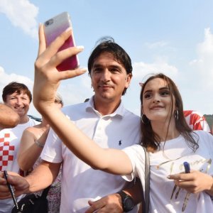 Zlatko Dalić uoči revijalne utakmice dijelio autograme i fotografirao se s obožavateljima