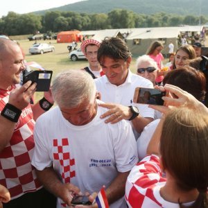 Zlatko Dalić uoči revijalne utakmice dijelio autograme i fotografirao se s obožavateljima