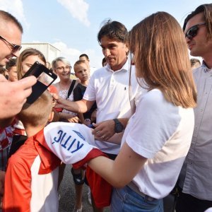 Zlatko Dalić uoči revijalne utakmice dijelio autograme i fotografirao se s obožavateljima