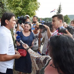 Zlatko Dalić uoči revijalne utakmice dijelio autograme i fotografirao se s obožavateljima