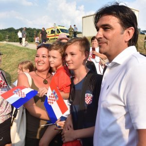 Zlatko Dalić uoči revijalne utakmice dijelio autograme i fotografirao se s obožavateljima