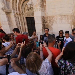 Zadar: Luka Modrić nakon mise u katedrali dijelio autograme obožavateljima