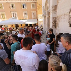 Zadar: Luka Modrić nakon mise u katedrali dijelio autograme obožavateljima