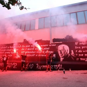 Trogir: Veliki mural posvećen Oliveru Dragojeviću predstavljen uz bakljadu