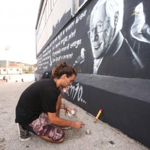 Trogir: Veliki mural posvećen Oliveru Dragojeviću predstavljen uz bakljadu