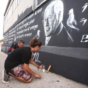 Trogir: Veliki mural posvećen Oliveru Dragojeviću predstavljen uz bakljadu