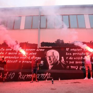 Trogir: Veliki mural posvećen Oliveru Dragojeviću predstavljen uz bakljadu