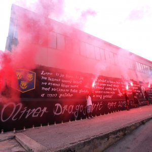 Trogir: Veliki mural posvećen Oliveru Dragojeviću predstavljen uz bakljadu