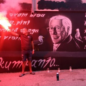 Trogir: Veliki mural posvećen Oliveru Dragojeviću predstavljen uz bakljadu