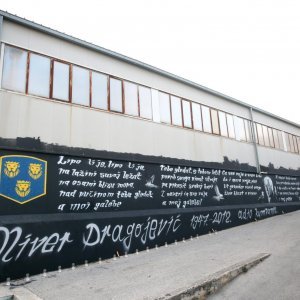 Trogir: Veliki mural posvećen Oliveru Dragojeviću predstavljen uz bakljadu