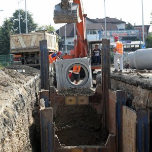 Postavljanje odvodnih cijevi za odvod oborinskih voda u Škorpikovoj